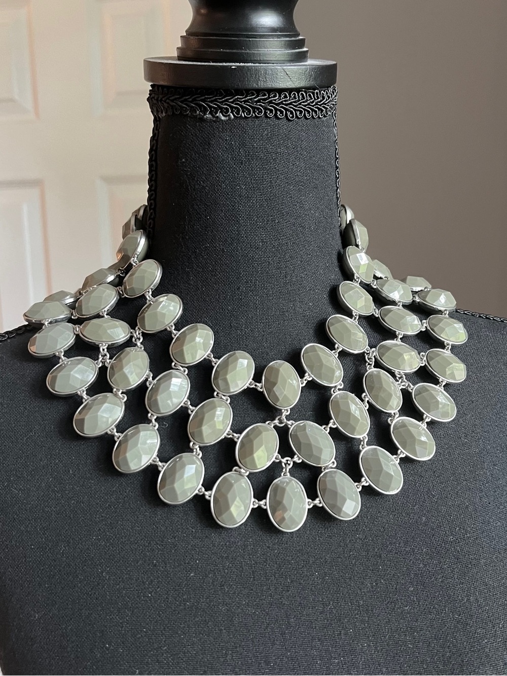 Y2K Banana Republic 2 sided Faceted Oval Statement Necklace in olive gray